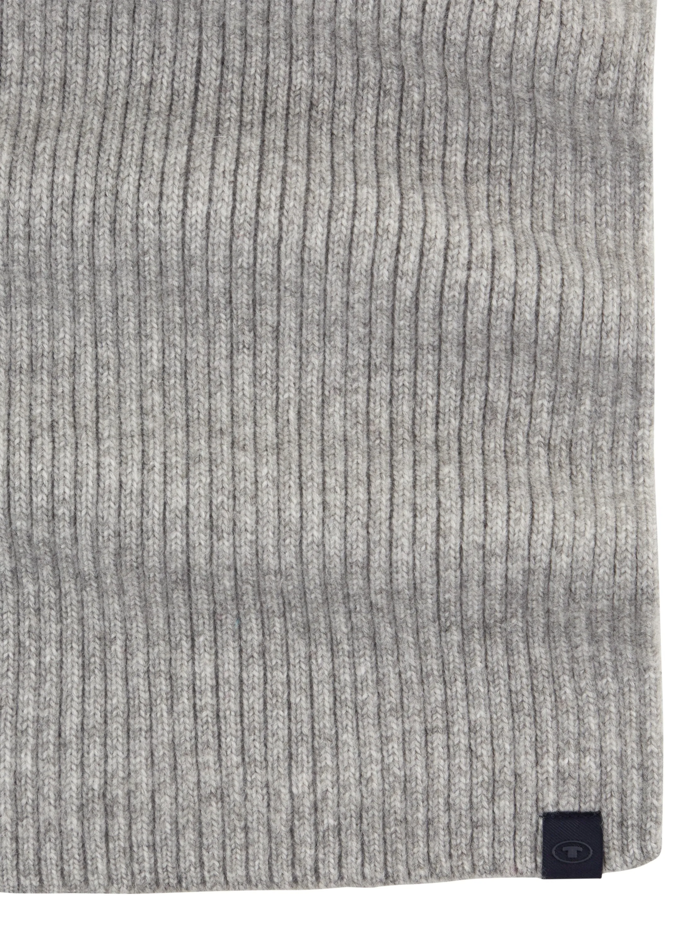 COSY KNITTED SCARF
