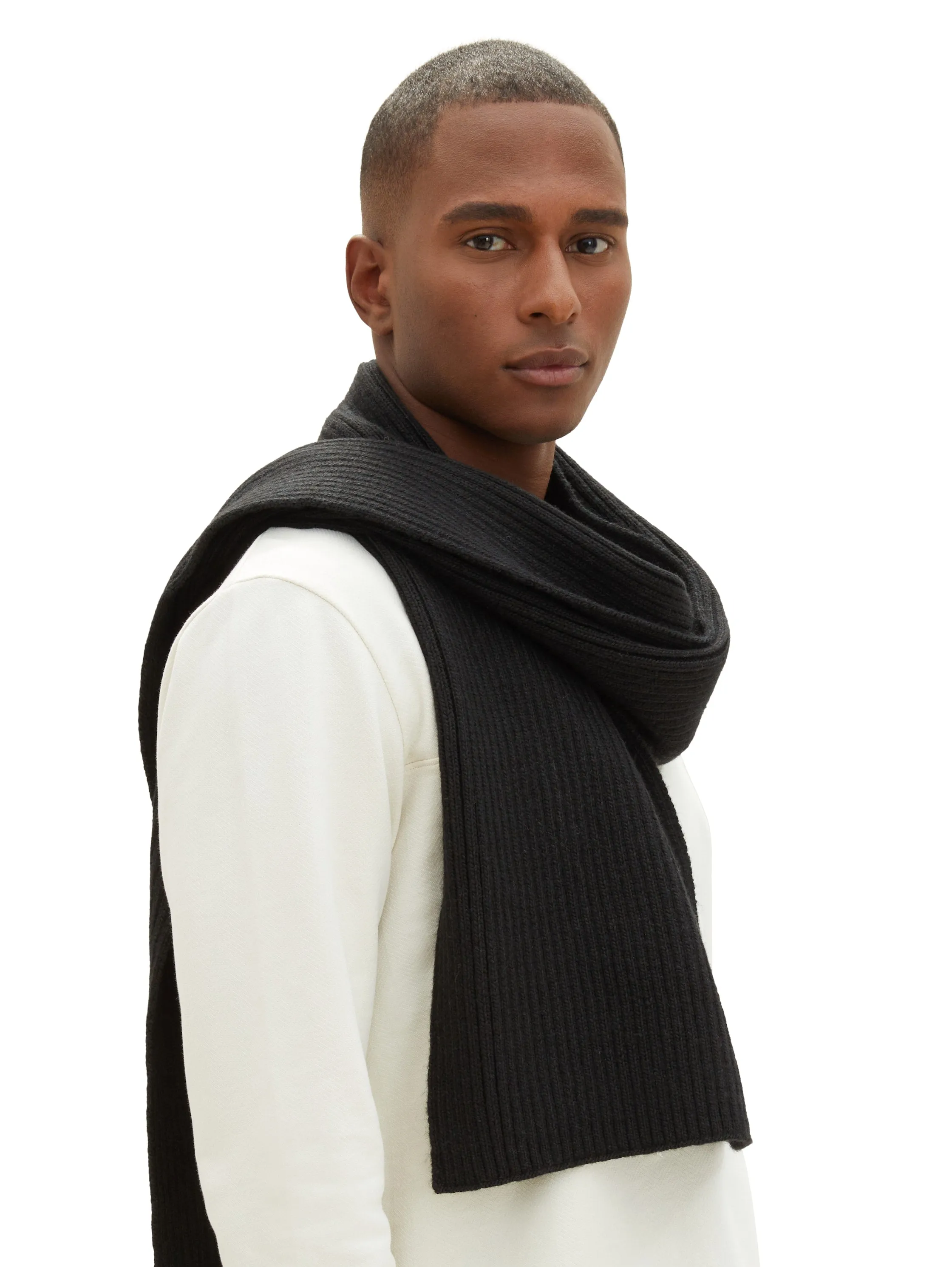 COSY KNITTED SCARF